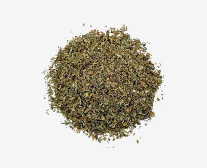 Hojas de albahaca trituradas de calidad premium, ideales para condimentar pastas, pizzas, ensaladas, salsas y platos mediterráneos.