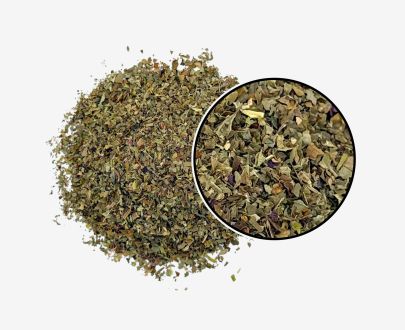 Detalle ampliado de hojas de albahaca trituradas donde se aprecia su corte uniforme, color natural y calidad, perfecta para uso culinario.