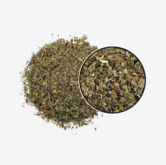 Detalle ampliado de hojas de albahaca trituradas donde se aprecia su corte uniforme, color natural y calidad, perfecta para uso culinario.