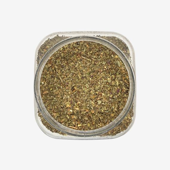 Vista superior de un bote formato hostelería HoReCa de hojas de albahaca trituradas que muestra el producto en su interior, conservando todo su aroma y frescura.