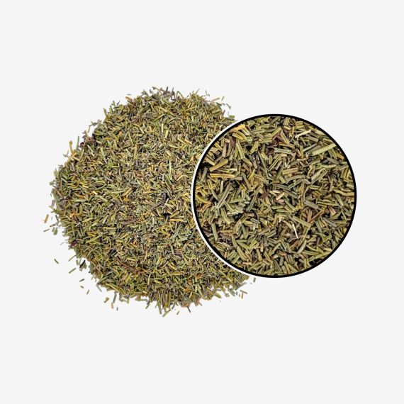 Detalle ampliado del romero triturado donde se aprecia su corte uniforme, color natural y excelente calidad para uso culinario.